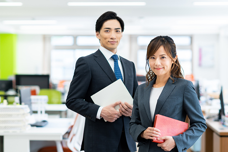 医薬品メーカーの管理部門総合職（将来の幹部候補、海外赴任前提）