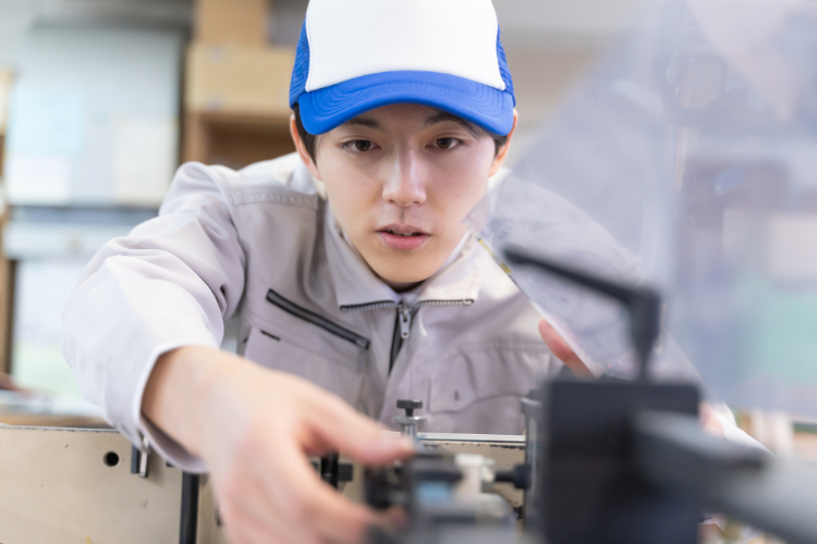 形鋼加工機械メーカーの製造スタッフ